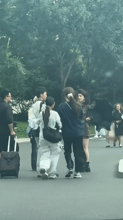 还好黄奕头发是真的海浪电影周阿那亚海边红毯风超大，好多女明星的造型都被狂风考验。