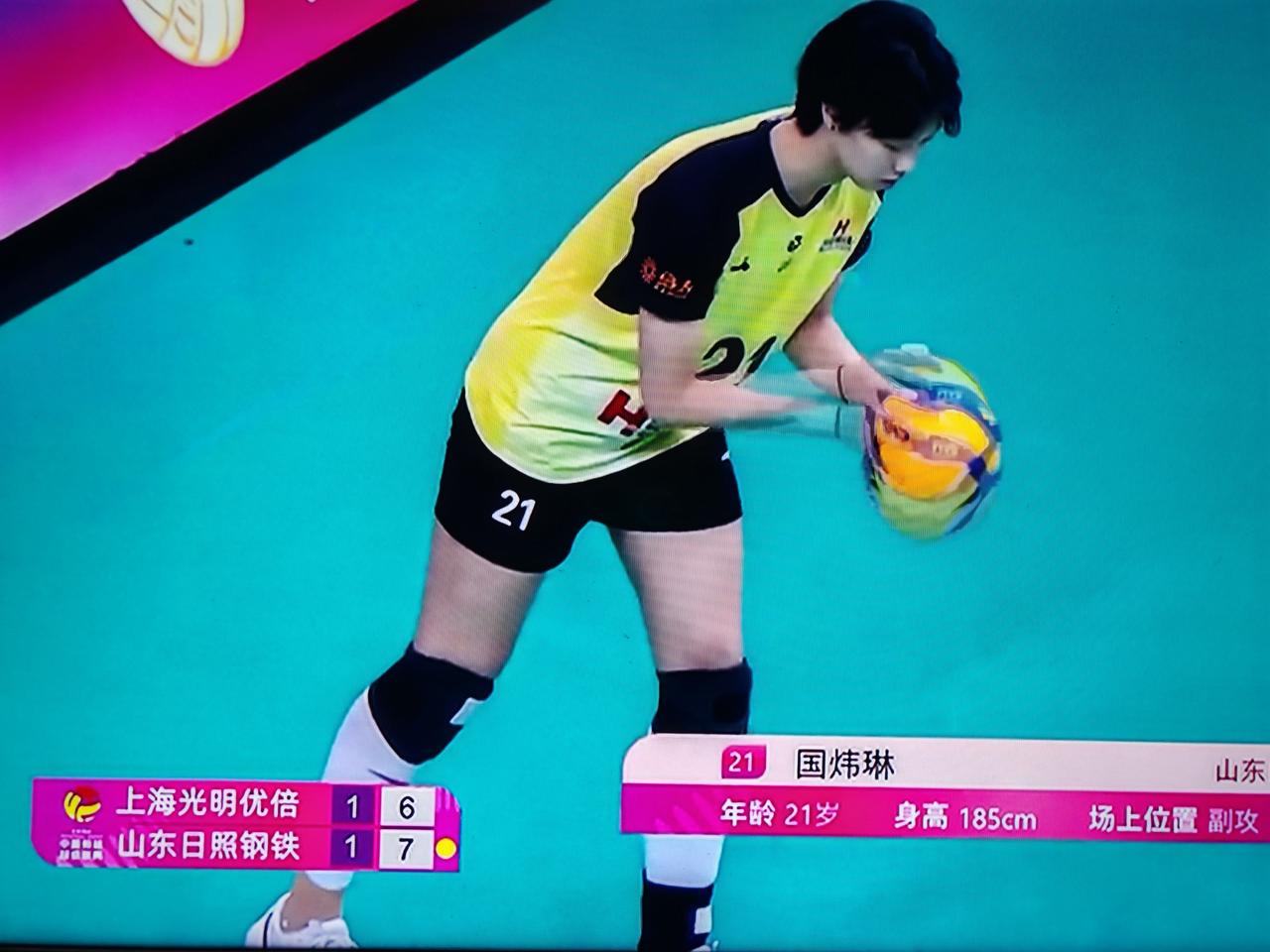 女排排超联赛第十四轮，上海女排对阵山东女排，前两局大比分1：1，比赛进入第三局，