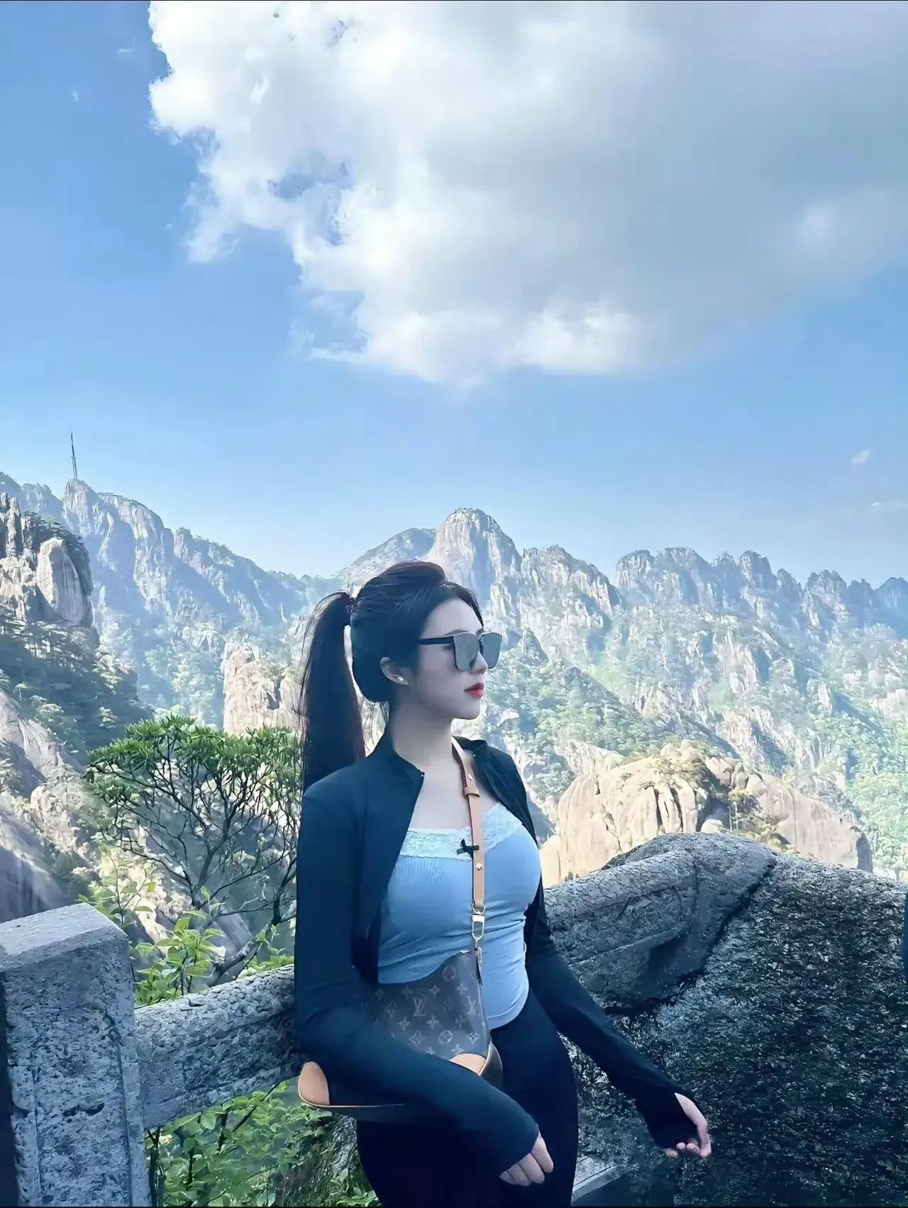 山巅之上，风景独好。一路攀登，汗水相伴，待到站上顶峰，辽阔风光尽收眼底。登高不仅