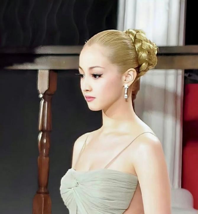 曾被众多媒体冠以“亚洲第一美人”称号的泽尻英龙华，早年间凭借一份尺度超大的婚前协