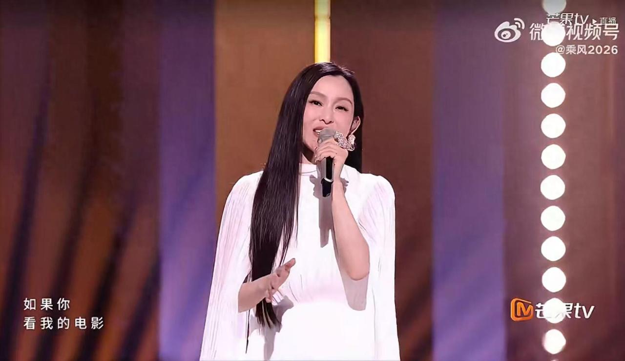 范玮琪，冲上热搜！4月3日晚，许久没有在综艺荧屏前露面的范玮琪，突然冲上了热