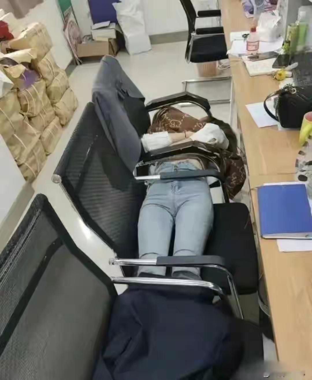 上班族有过这样午休的进来点个赞吧！上班也很辛苦