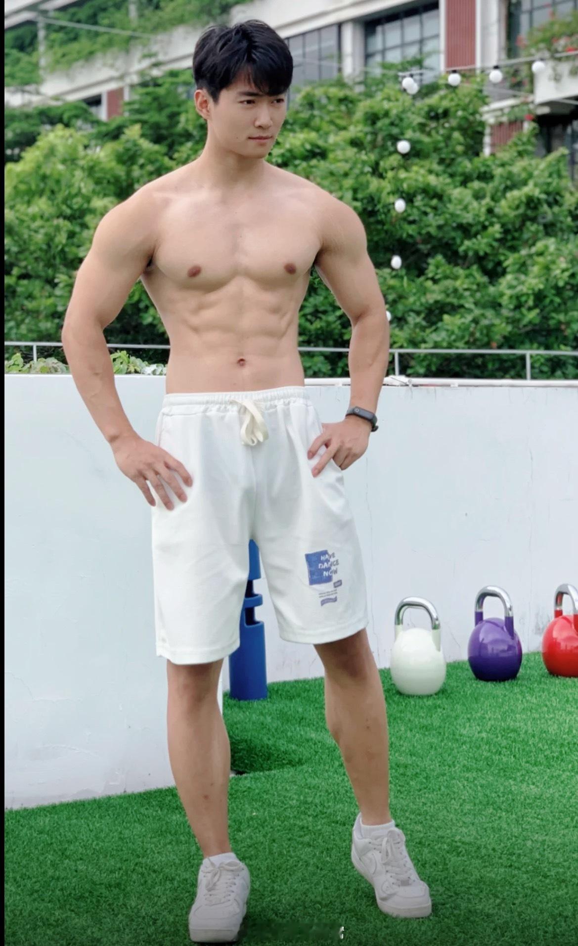 型男帅哥窝肌肉型男，胸肌饱满，巧克力腹肌超棒……[点赞]转发：📕XinXin帅哥型男胸肌肌肉男模强