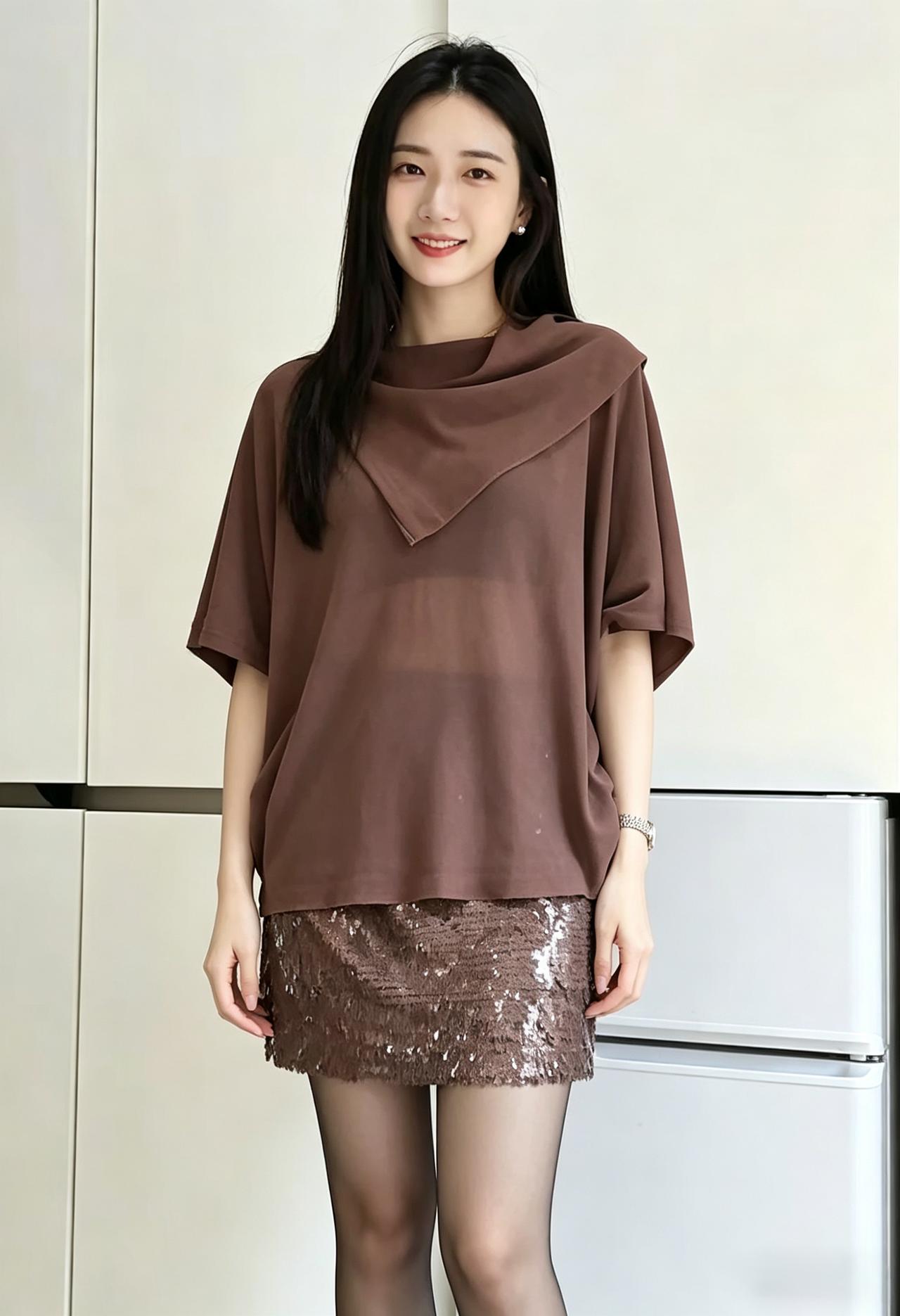 棕衫轻叠裹云肩，亮片裙摇碎月烟。黑丝衬得莲步稳，笑靥轻匀杏脸鲜。玉腕微摇藏瑞