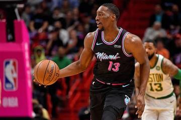 热巴一战创20项纪录惊为天人抱头怒吼接受欢呼3月11日，热火主场迎战奇才。