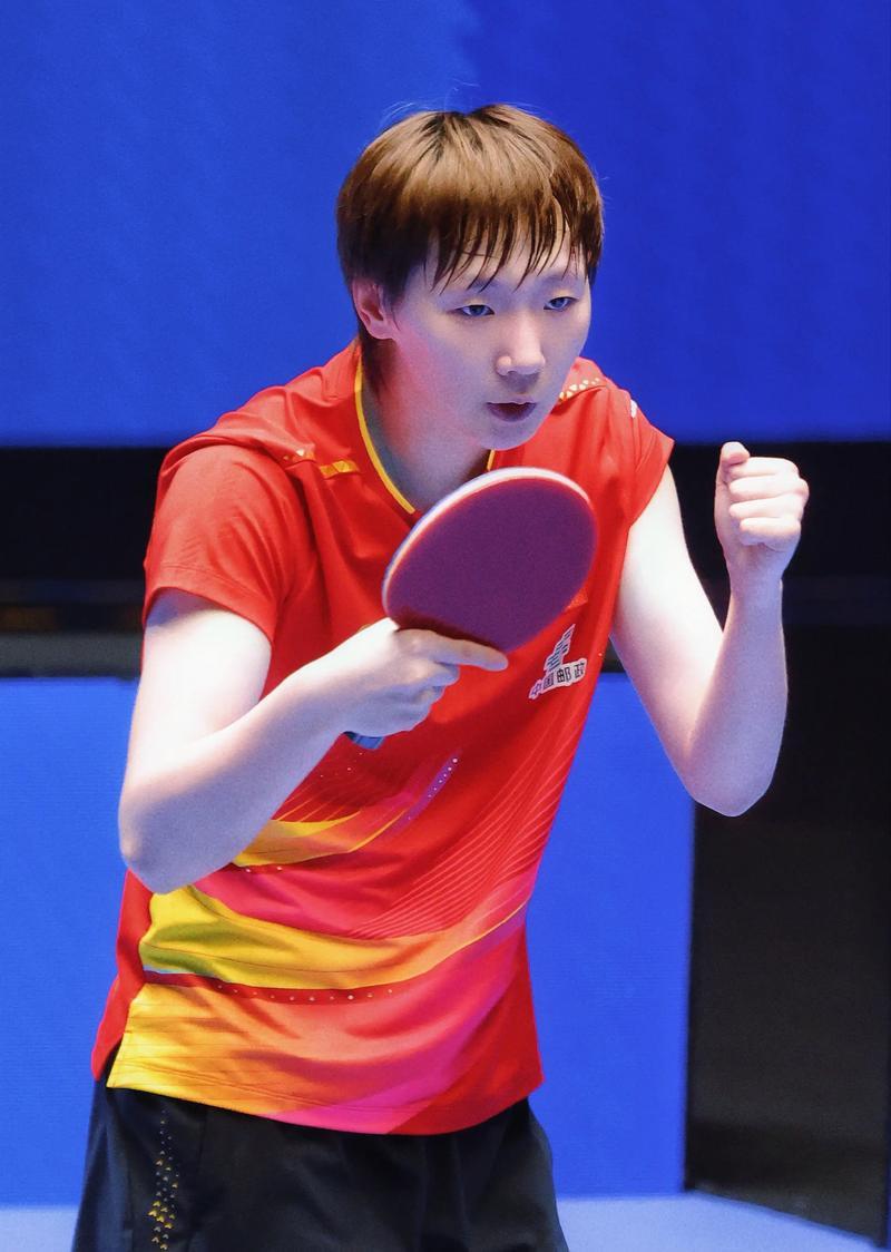 王曼昱4-0横扫晋级！WTT香港赛决赛对阵蒯曼，腰贴肌贴带病闯关12月13