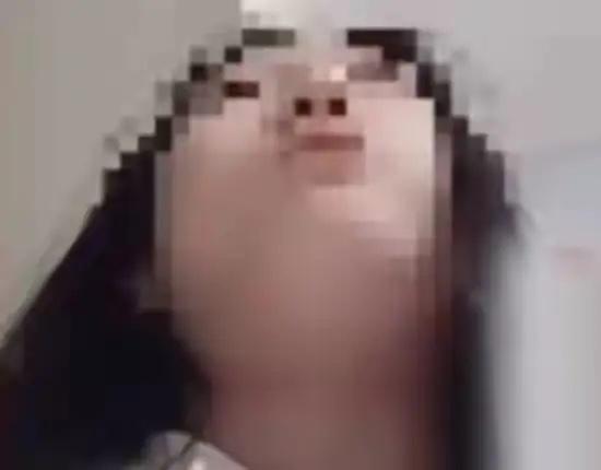 河南郑州女孩洗澡的时候被父亲看见，于是女孩一边骂父亲一边拿出手机将视频发到网上，