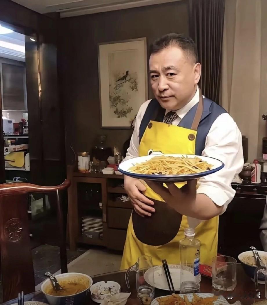 看到央视一哥张宏民在厨房做饭，我就觉得又可惜又着急。你说你做的再好吃，一个人吃