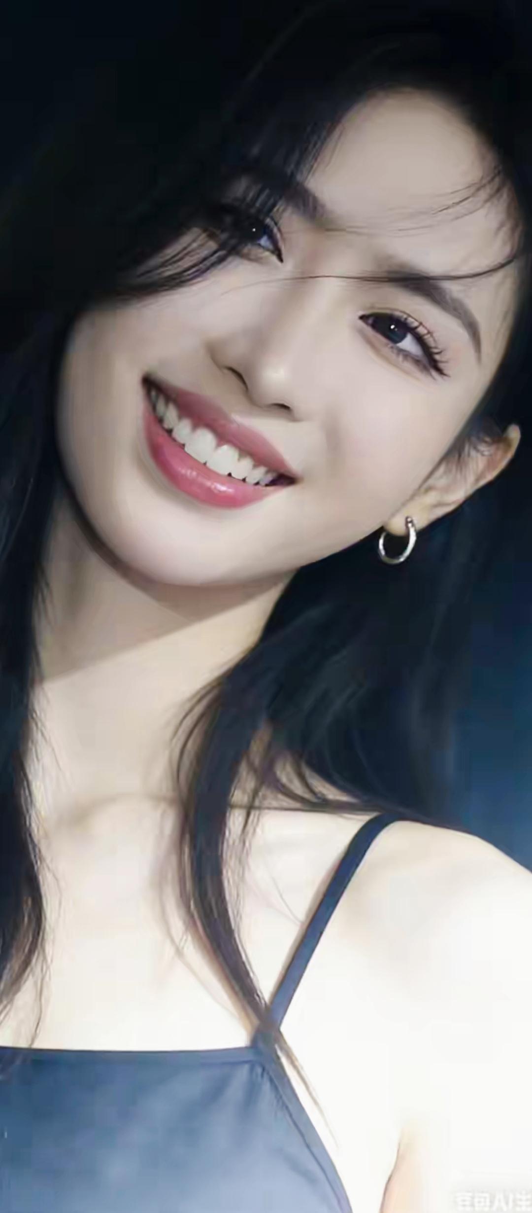 甜美笑容，黑发飘逸，简约时尚，完美展现！😊✨