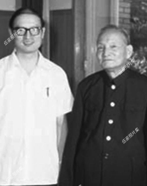 陈云和长子陈元的合影。陈元于1945年生于延安，名字来源于电报“韵目代日”中的“