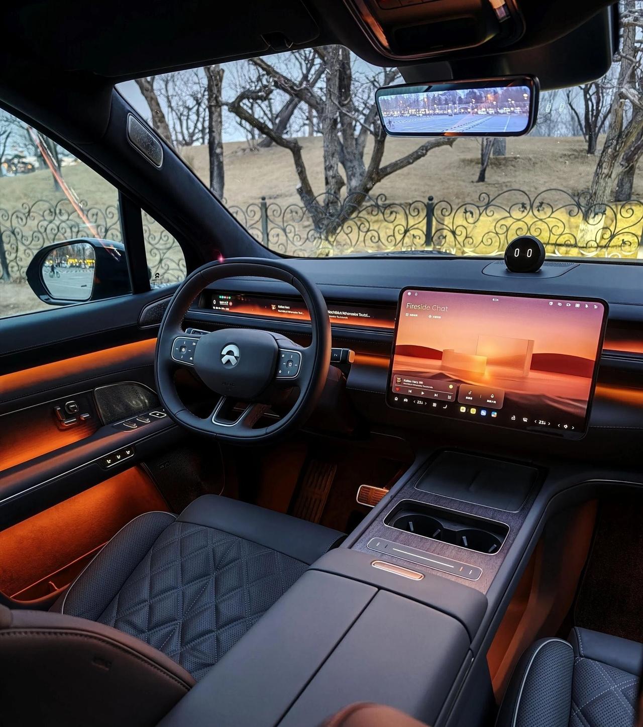 蔚来ES8氛围灯，偏爱黛山蓝蔚来ES8的流光三叠氛围灯环绕座舱，1600万