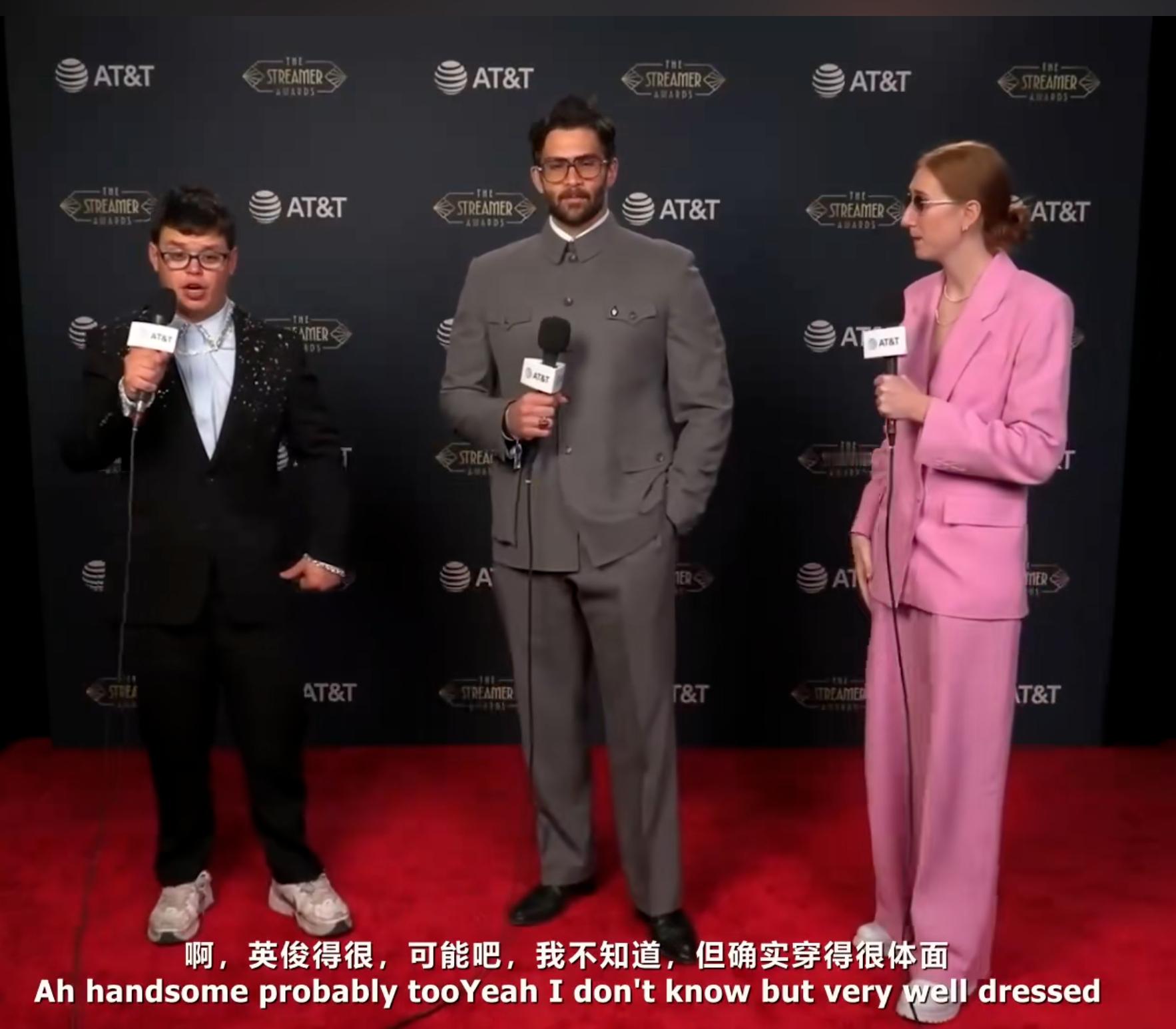 老外穿中山装也挺好看的