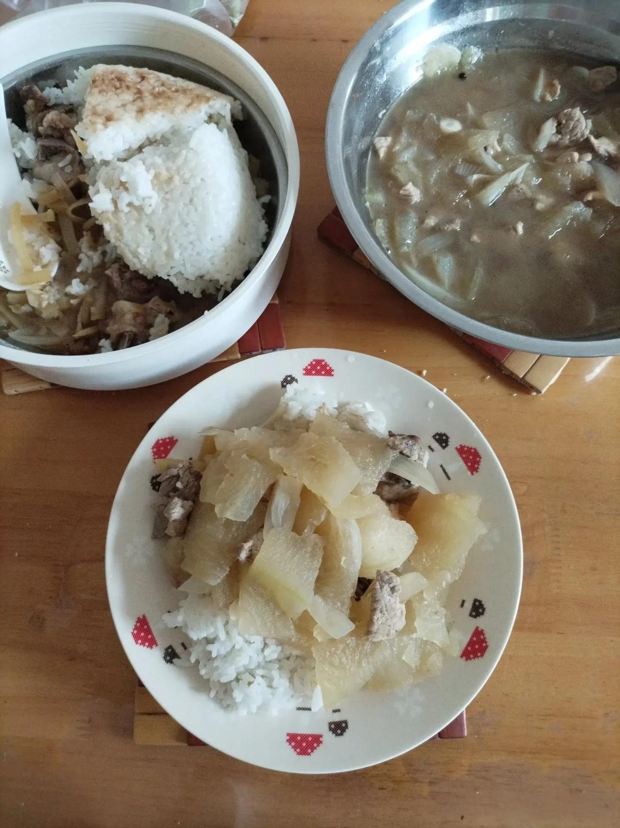 今天丈夫又没上班，我买菜回来在一楼打扫卫生，一直不见他下楼，我一腔怒火，在4楼没