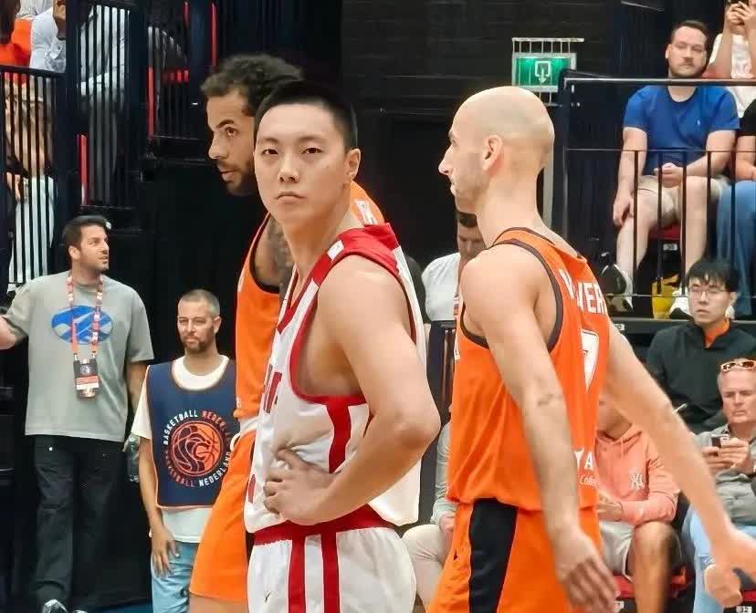 这张图真是太搞笑了，拽拽的胡明轩！徐杰和徐昕在国家队属于陪练的球员，并没有得