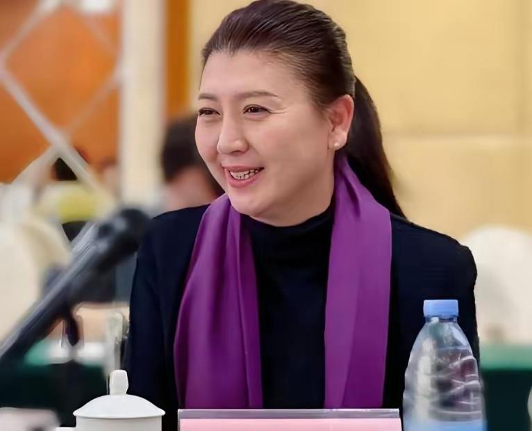 闫学晶这波连环“翻车”，哪里是低情商，分明是忘了本、丢了敬畏心！从农村走出来靠