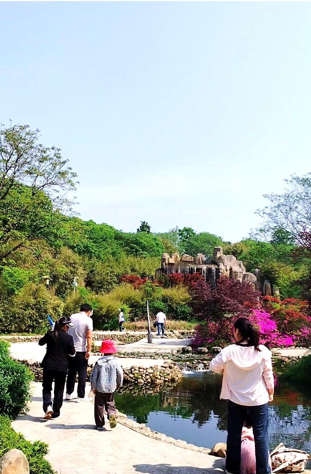 你认为发消费券能解决经济问题吗？发消费券能不能解决经济问题，这事儿得两说。从