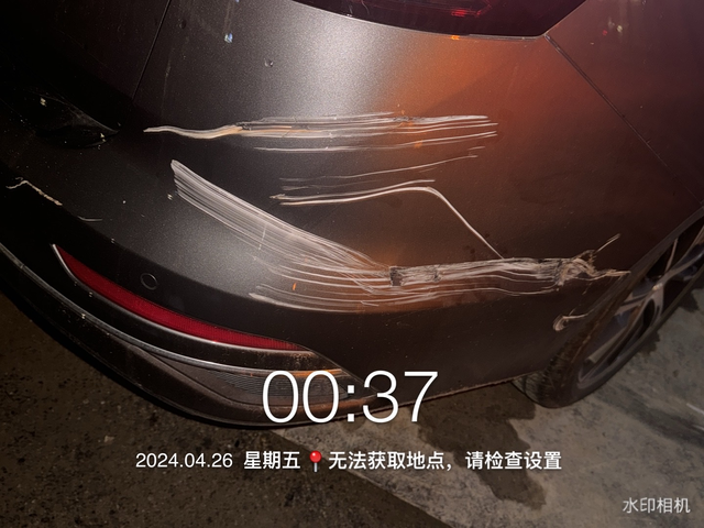 今天晚上上楼拿个东西十分钟不到车子在楼下就被一个后八轮刮花了，后保险杠受损，他