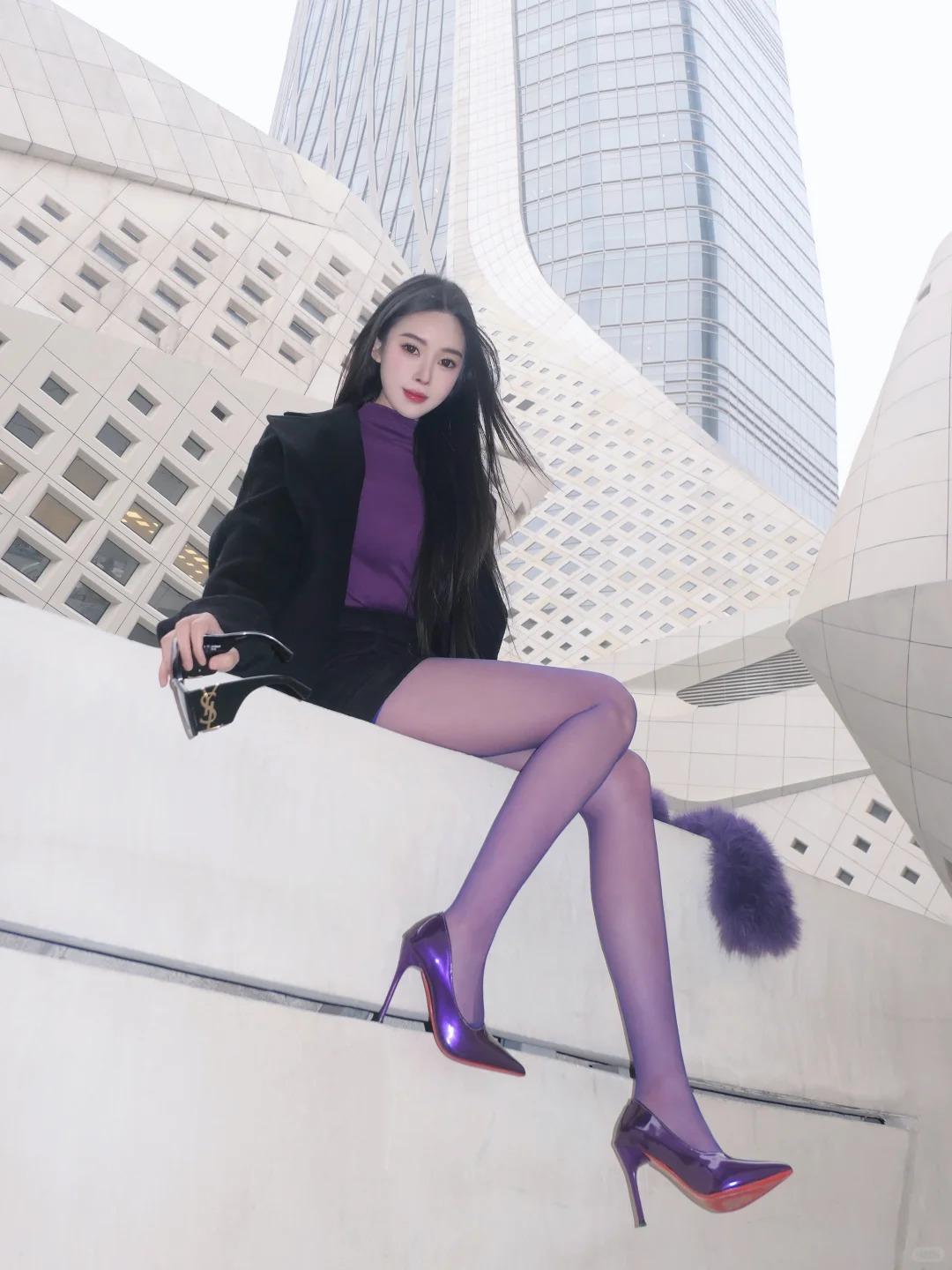 冬日生活打卡季冬日的街头满是素净色调，女友这一身穿搭恰似沉闷里撞入的一抹亮色。利