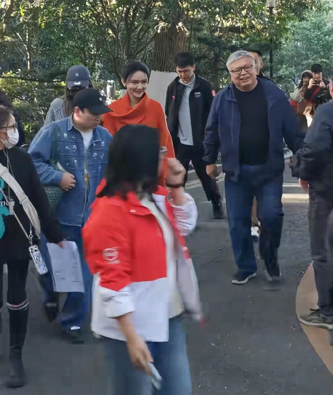 11月29日，龙洋回到老家湖南彬州录制节目了，收到当地热情接待，在北湖公园，很多