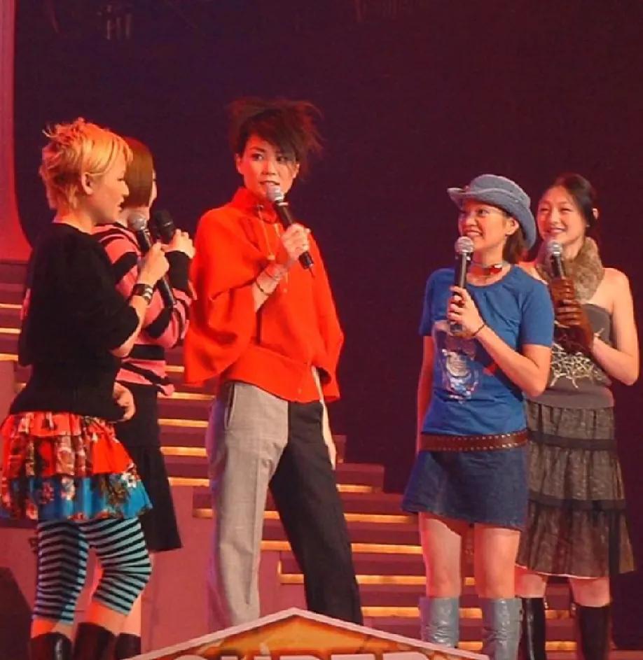 王菲也是大S的偶像。个子高挑的王菲站在台上，造型酷飒，状态松弛；温柔的大S望着