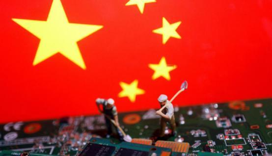 中国芯片“换道超车”实现千倍突破！北大新发明让顶级GPU瞬间过时