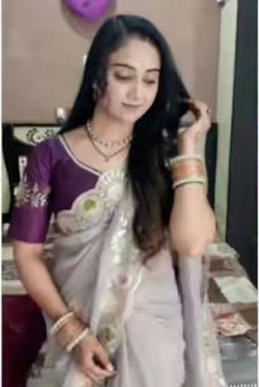 一印度女子报警称家里遭劫，老公被杀，警察上门发现女子完好无损，没有被性侵，觉得这