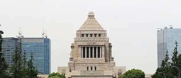 不准中国援俄，也不准中国收台，更不准管制稀土。七国集团最近明确指出，中国不能援助