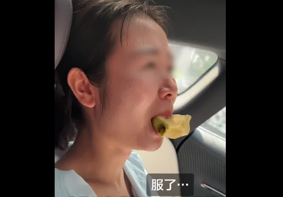 近日，浙江杭州的一段短视频，在网上引发很大的争议。视频里的年轻女子，嘴里紧紧咬着半块苹果，双手反复拉