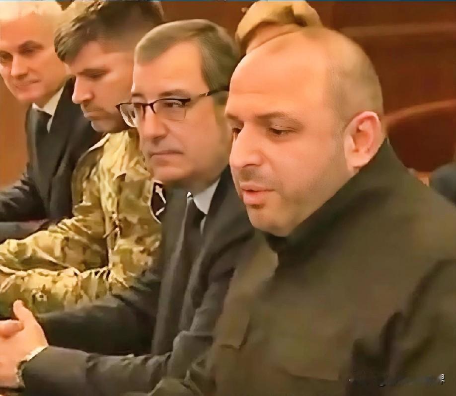 12月1日晚上的最新情报，现在他来了，第四条，美乌谈判落幕现分歧！泽连斯基称“建