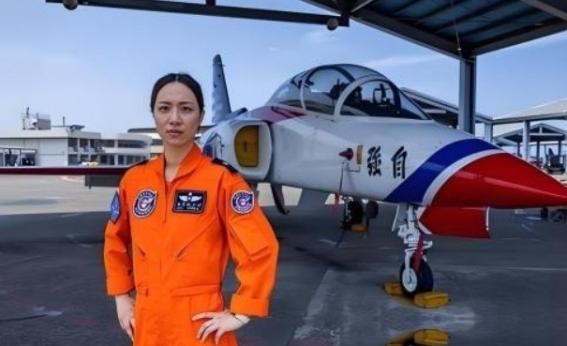 台湾女飞行员郭文静曾经放出狠话：“只要长官敢下令，我会毫不犹豫发射导弹，击落歼2