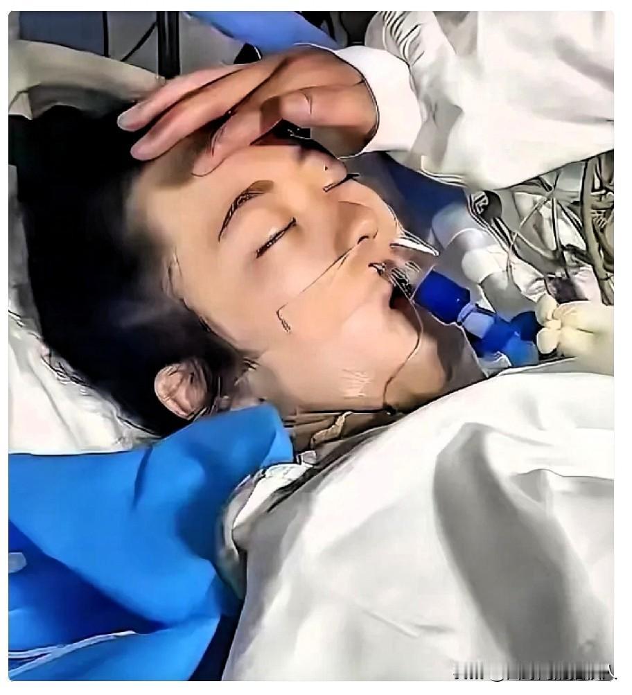 泪目！河南周口，21岁女孩陈雪病危，临终前死死攥住父亲的手，气若游丝地说出最后