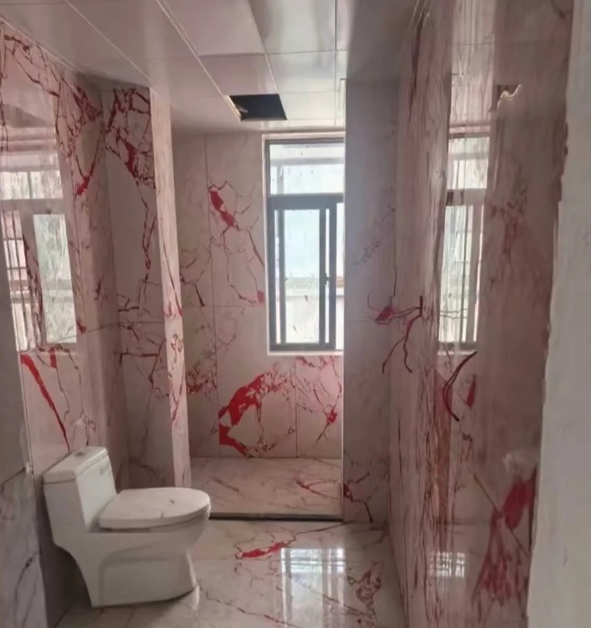 应该业主家没给工钱，工人给泼了红油漆