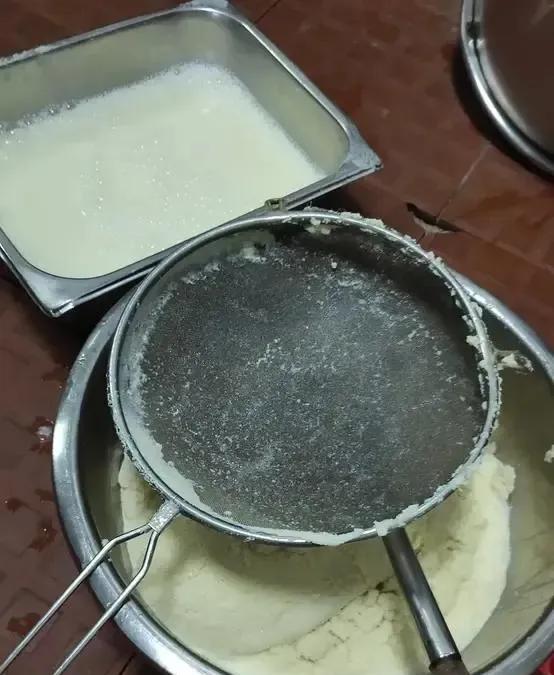 食堂后厨那台豆浆机轰隆隆转一早上，滤网底下攒了小山高的豆腐渣。我凑近戳了戳这雪渣