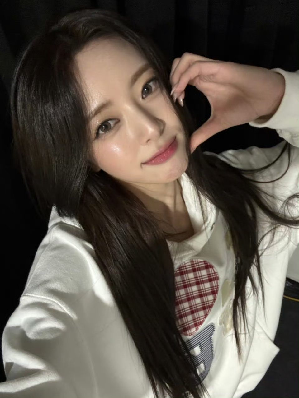 此女很爱脸颊比心itzy申有娜yuna