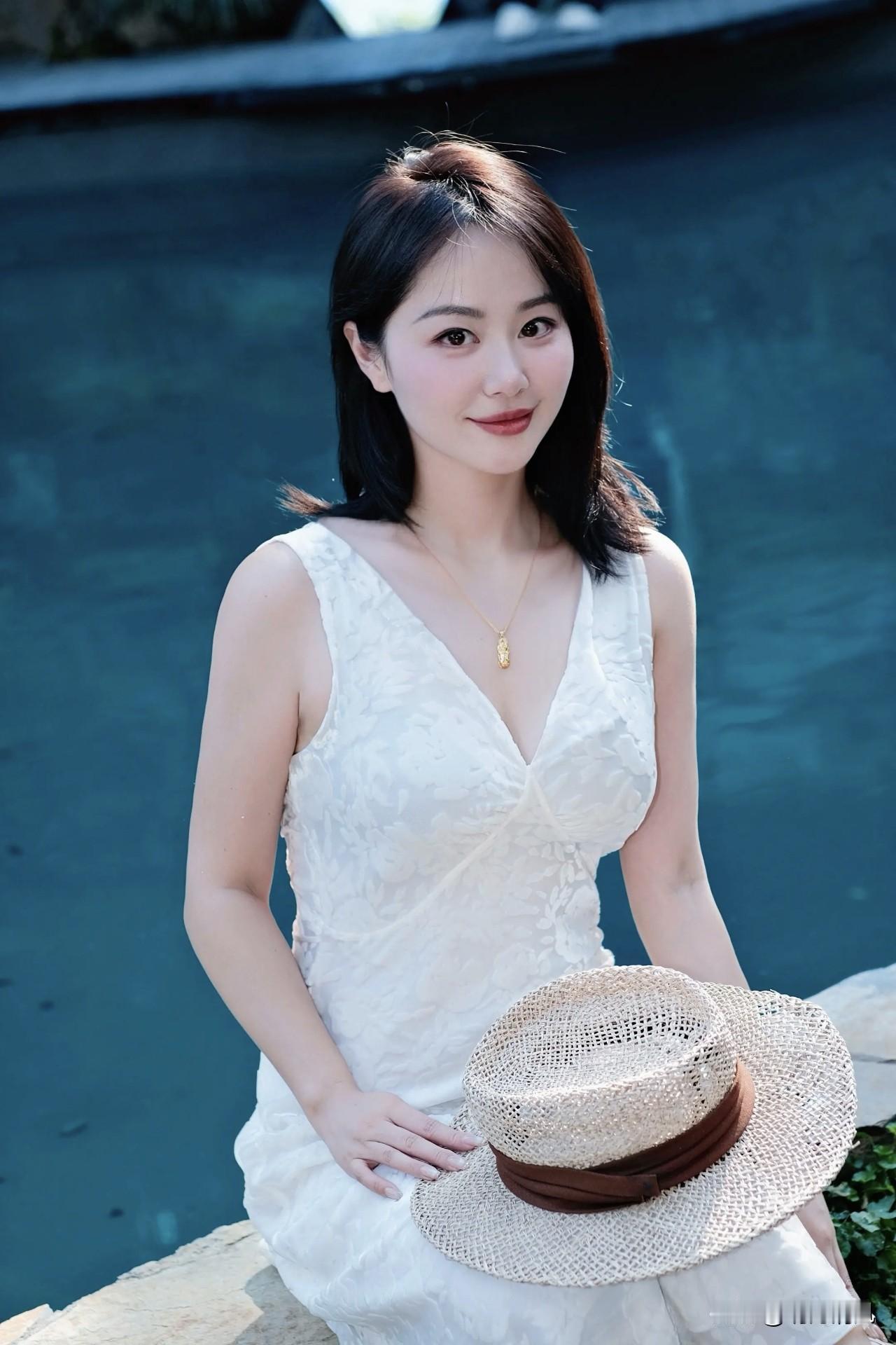 穿裙子拍照，你还在僵站着比剪刀手吗？别再浪费裙子的优雅了！其实真正出片的秘诀，往