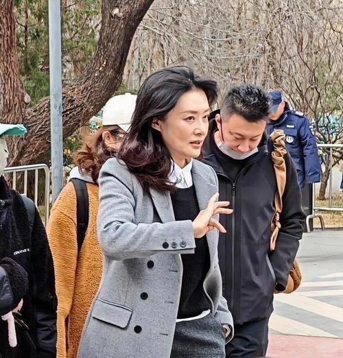 2026年初，周涛官宣去拍短剧了。紧接着又进了《桃花坞》录综艺。一个58岁的人