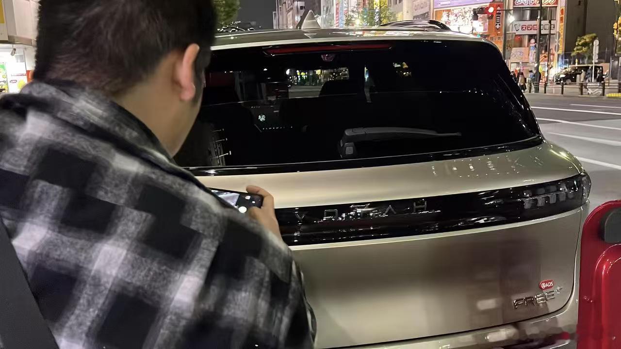 就喜欢看日本人被中国车迷倒的样子岚图FREE+太帅了，出现在日本街头吸引很多日本