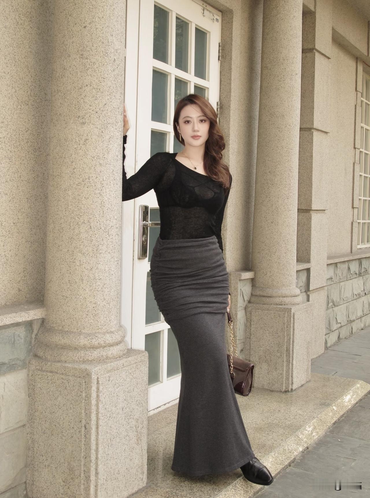 美图欣赏，看图写诗《夕影雅韵》七言绝句：薄衫曳影立阶前，鬓染金辉向晚天