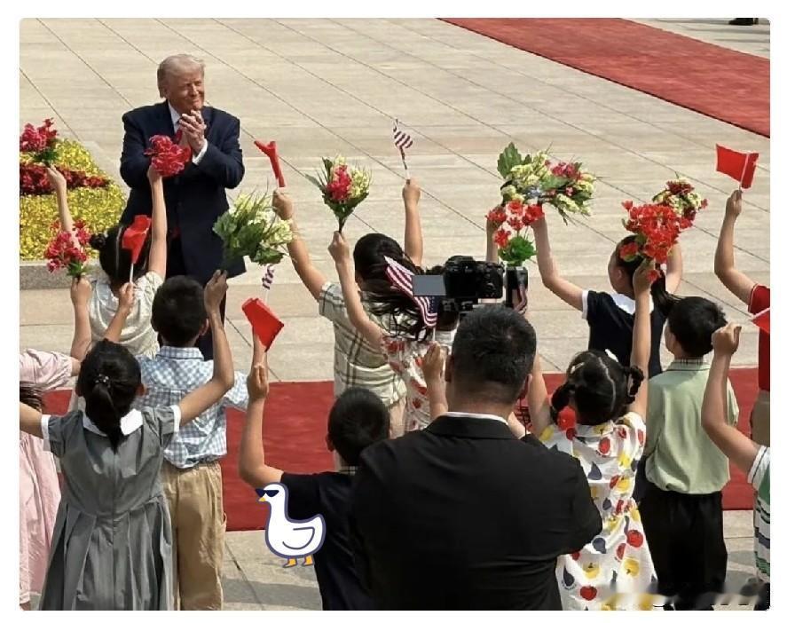 老特这次访华，第一天就反常了。红毯、排场、高层接待，他没啥感觉。结果一群