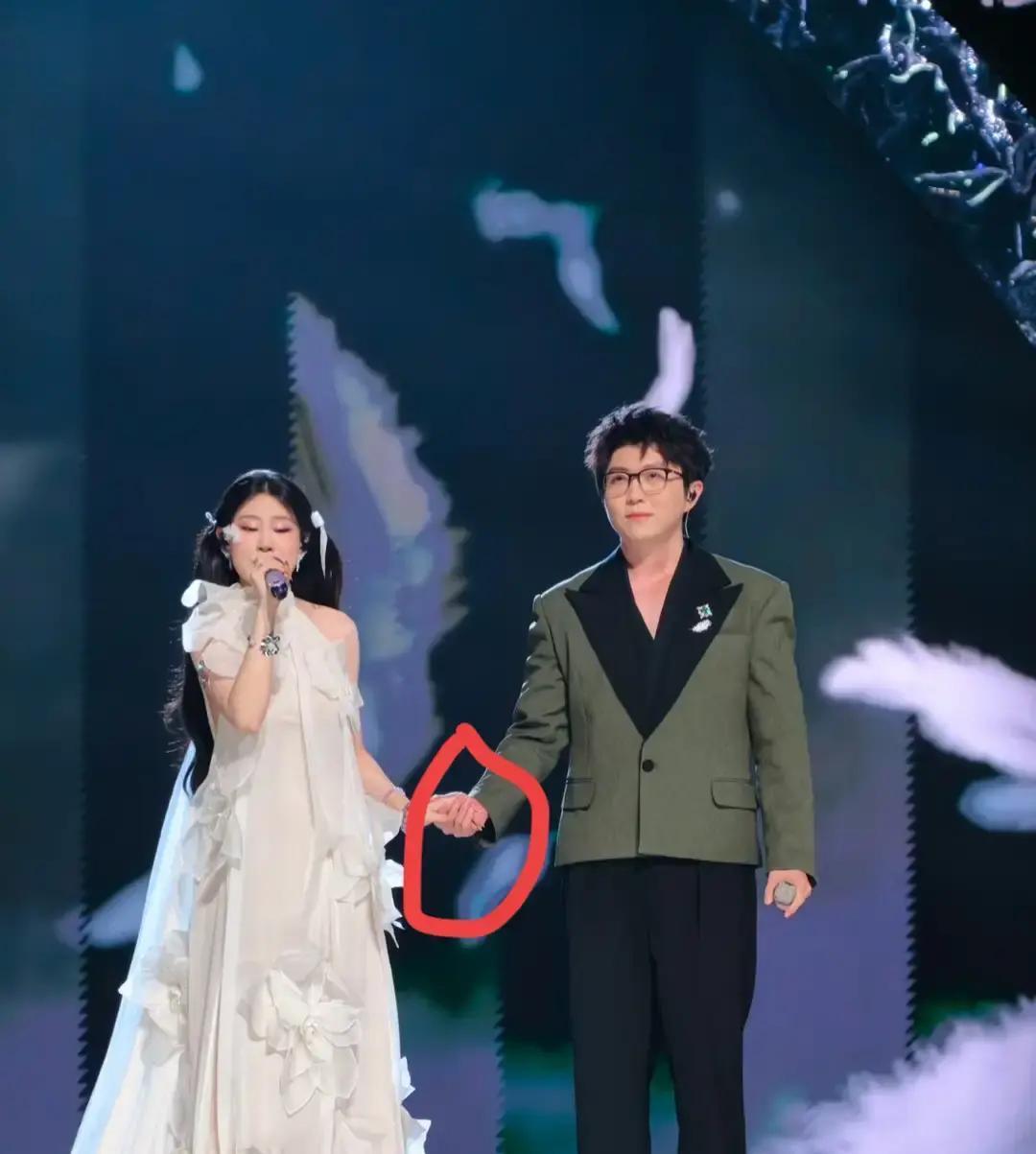 从被救场到救别人，只用6年当年薛之谦一句“我徒弟”把忘词的毛不易从尴尬里拎