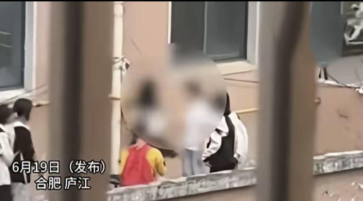 合肥庐江发生的这起校园霸凌事件，涉及人员都是小学生，最大的也才13岁。很多家