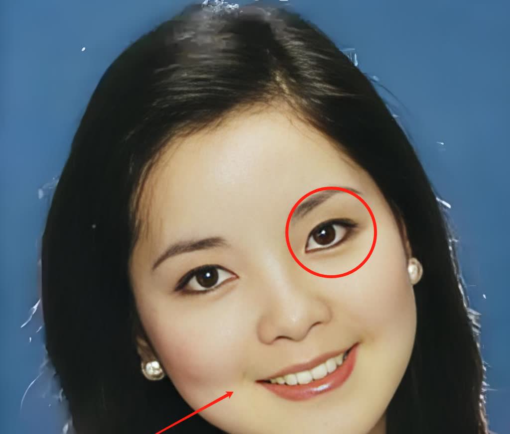 我奶奶看了邓丽君的照片她沉默了好久突然说：她眉眼透着孤单。我