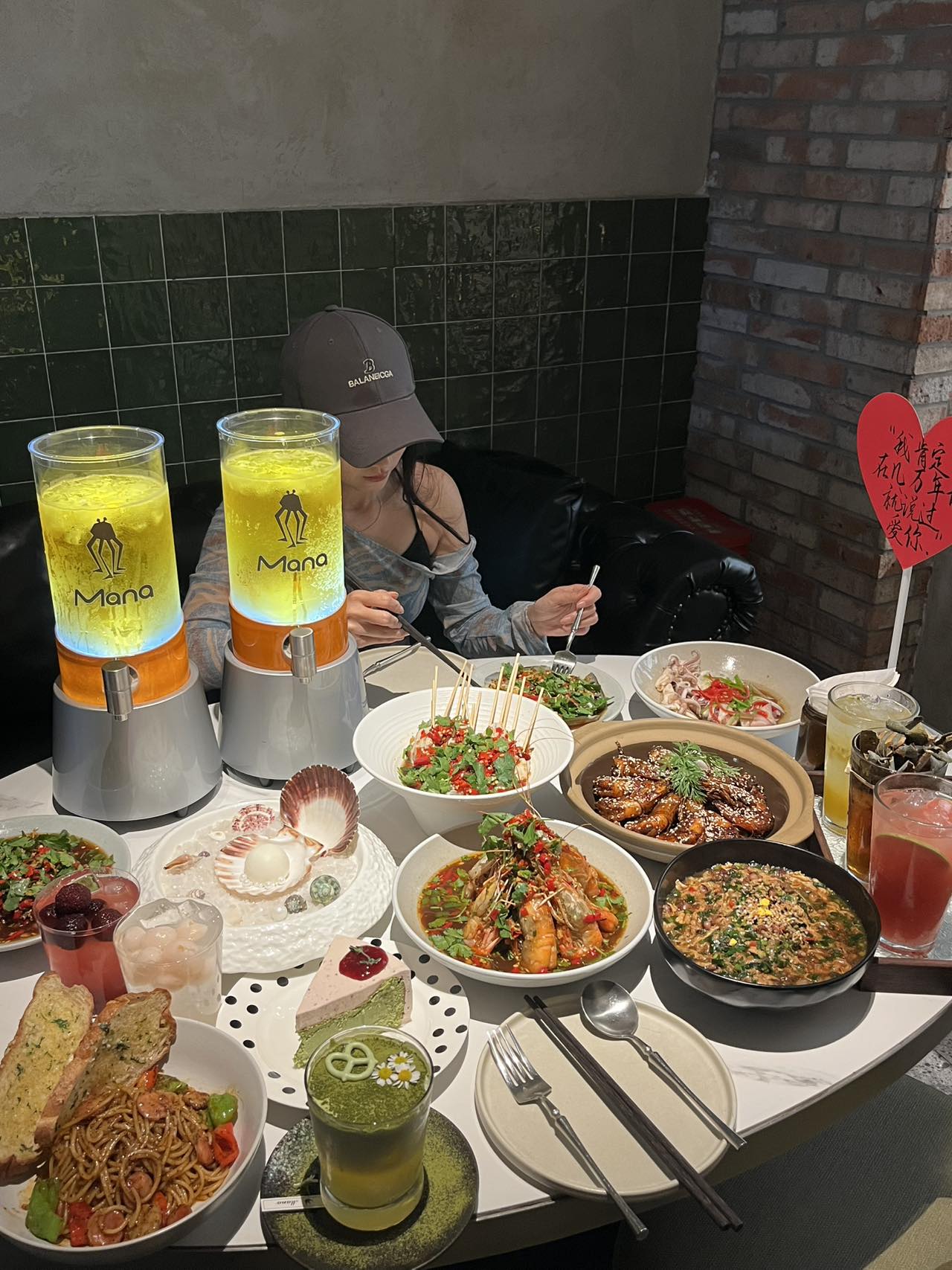 重庆的创意海鲜餐厅已经nextlevel.店开在时代汇十号楼对面，布置...
