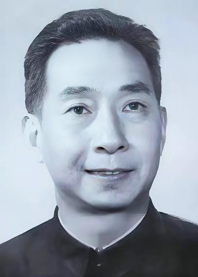 41年前南京博物院前任院长姚迁在办公室上吊自杀，桌上放着文物保护法，写着