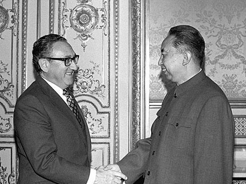 1976年，毛主席去世，当华国锋赶到中南海时，毛主席已无呼吸，情急之下，华国锋