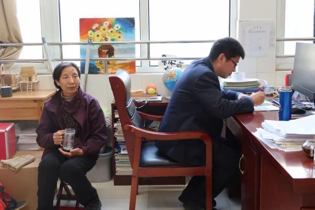 “带母上班”的老师：用行动改变学生，传递孝道正能量