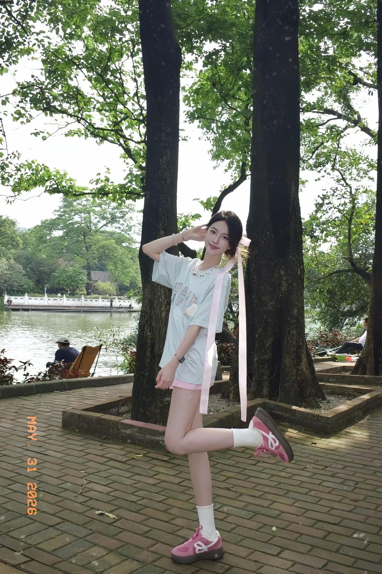 经常户外运动才能保持好身材。女生户外锻炼