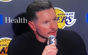 NBA常规赛，湖人客场对阵篮网的比赛已经结束，湖人大胜篮网。赛后，湖人主教练J