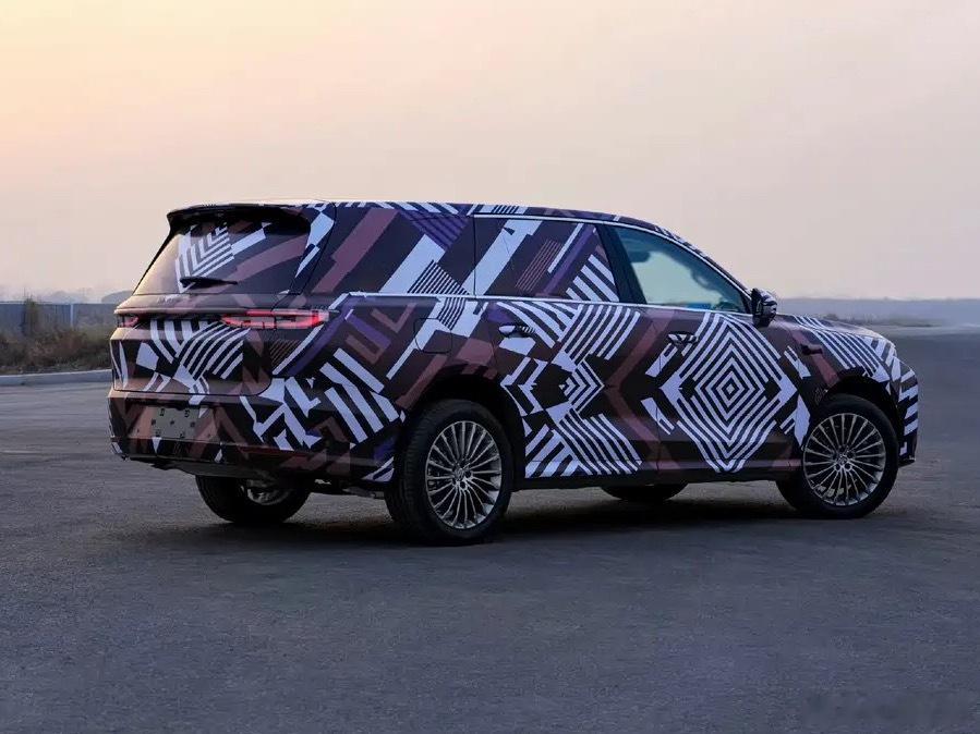 魏牌的9系列旗舰SUV，车长5米3大六座，2.0T插混，800V+6C。这车代号