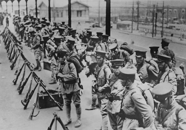 1944年，川军144师代师长率部投日，接过委任状时，被绑上台的团长黄克烈，突然